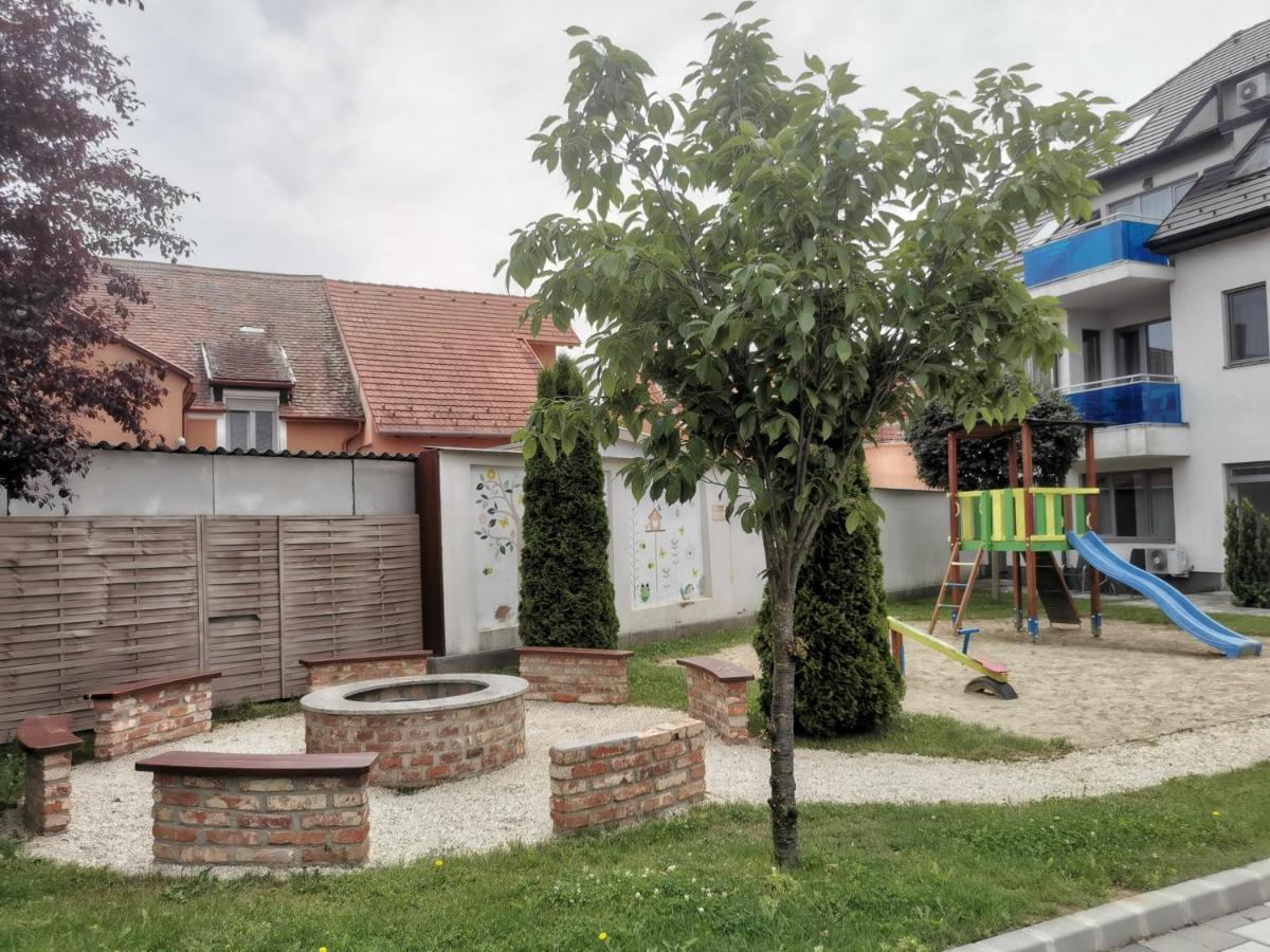 Sárvár Szabo Apartman מראה חיצוני תמונה